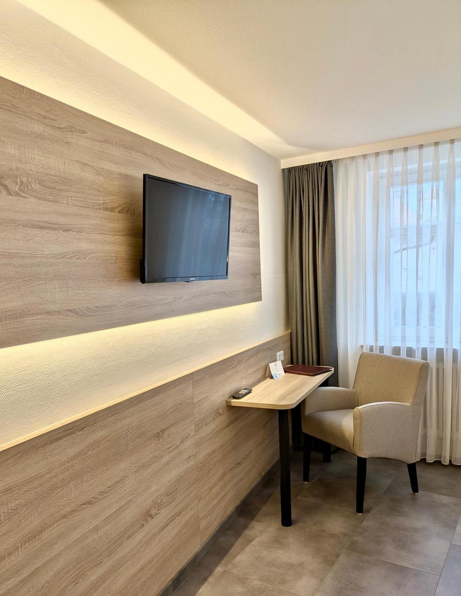 לינדאו Hotel Garni Brugger מראה חיצוני תמונה